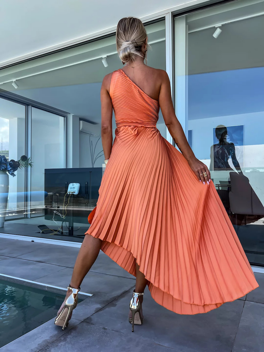 ELLA | Vestido Midi Plisado con escote asimétrico