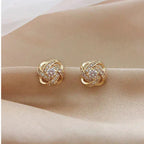Pendientes dorados en espiral floral con cristales
