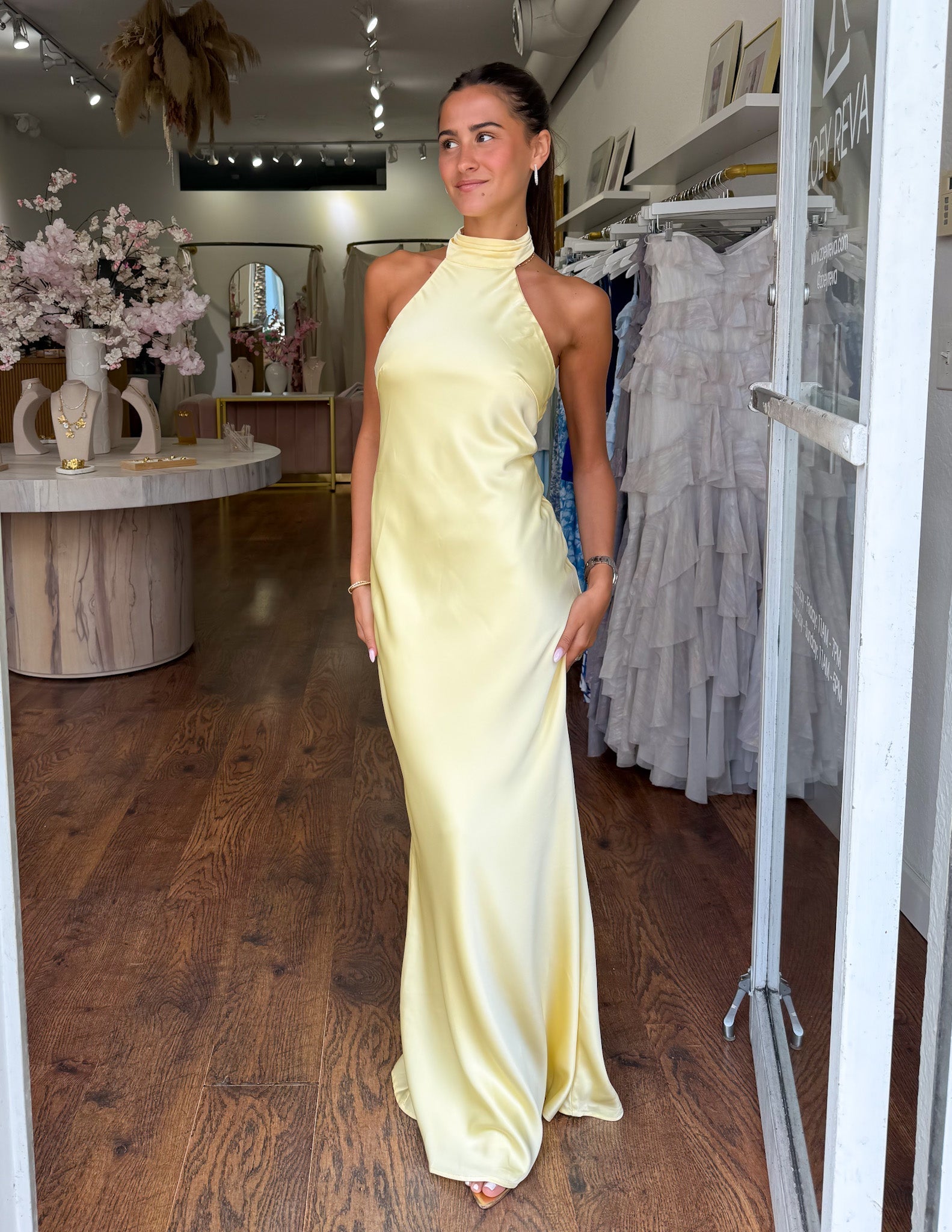 ZEYNEP | Elegante vestido maxi de satén con escote halter