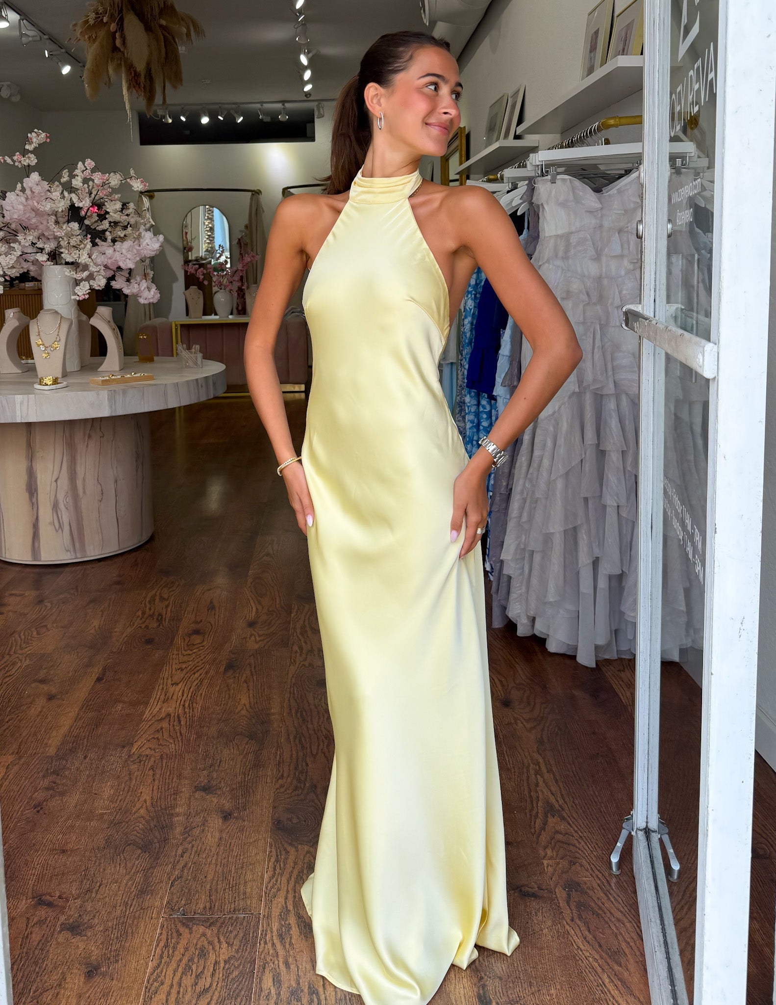 ZEYNEP | Elegante vestido maxi de satén con escote halter