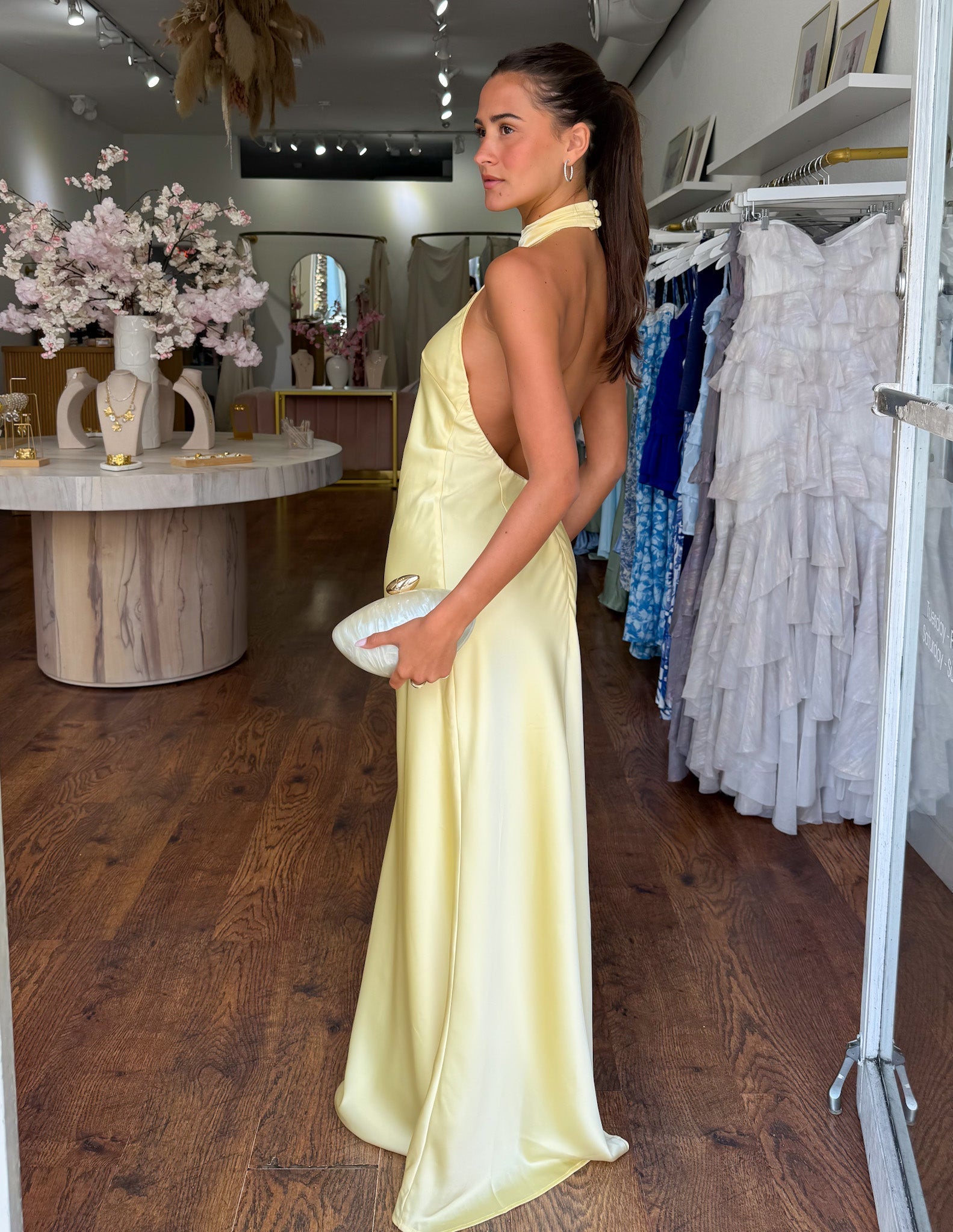 ZEYNEP | Elegante vestido maxi de satén con escote halter