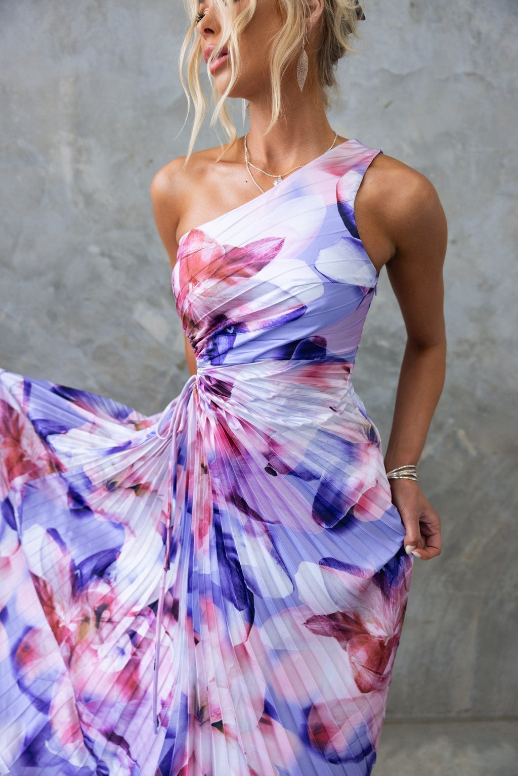 ELLA | Vestido Midi Plisado con escote asimétrico