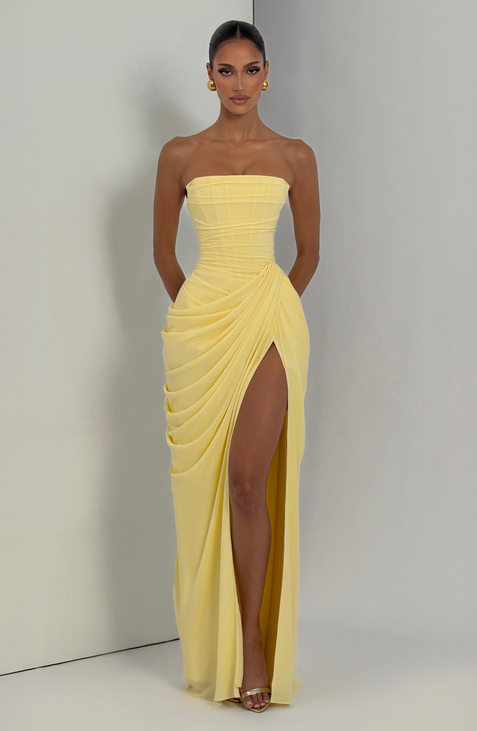 HANNAH | Elegante vestido maxi con drapeado y alta abertura